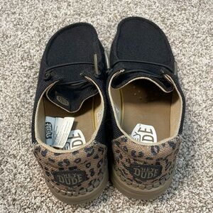 Hey Dude women’s 6 Black and Tan Shoes